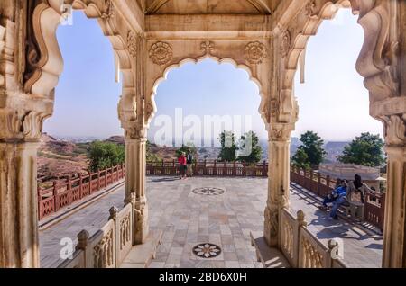 JODHPUR, INDIEN - DEC. 02, 2019: Jaswant Thada Denkmal mit geöffneter Tür und geschnitzter verzierter Säule mit Blick auf die Stadt Jodhpur in Rajasthan. Stockfoto