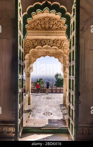 JODHPUR, INDIEN - DEC. 02, 2019: Jaswant Thada Denkmal mit geöffneter Tür und geschnitzter verzierter Säule mit Blick auf die Stadt Jodhpur in Rajasthan. Stockfoto