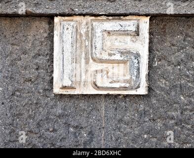 Zahl 15, dezimal fünfzehn in weißen Ziffern auf grauem Hintergrund. Stockfoto