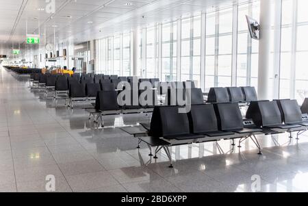 München, Deutschland. April 2020. Der Bereich vor den Toren am Terminal 2 am Flughafen München ist am Nachmittag völlig verlassen. Credit: Matthias Balk / dpa / Alamy Live News Stockfoto