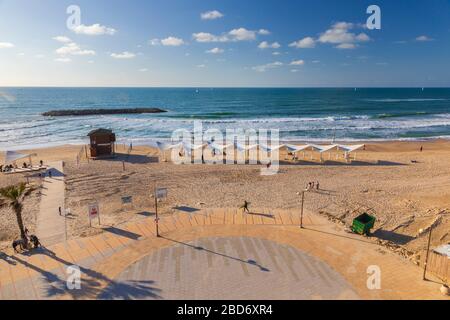 Herzliya, Israel - 05. März 2020:Herzliya Strand in Israel bei Sonnenuntergang Stockfoto