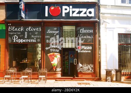 BRATISLAVA, SLOWAKEI - 04. SEPTEMBER 2019: Ich LIEBE DAS PIZZA-RESTAURANT in der Nähe des Rybalska-Tores Stockfoto