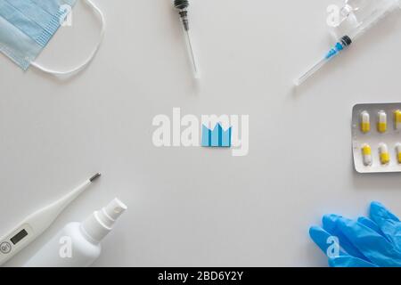 Flacher Lay von Coronavirus Protection, medizinische Schutzmasken, Handschuhe, Händededesinfektionsflaschen, Antiseptikum, Desinfektion, Spray auf weißem Hintergrund isoliert, Kopierraum Stockfoto