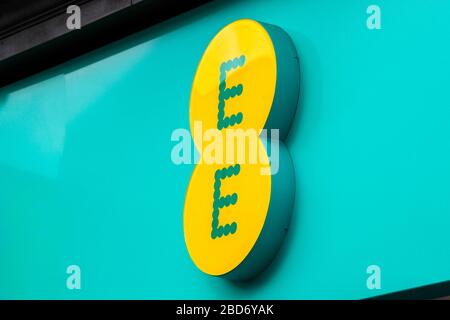 Firmenlogo für die Telekommunikations-Outlet EE, außerhalb eines Shops, Kilmarnock, Großbritannien Stockfoto