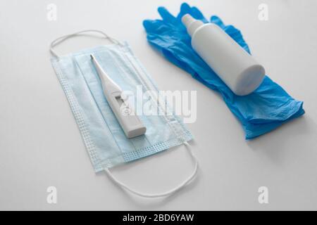 Flacher Lay von Coronavirus Protection, medizinische Schutzmasken, Handschuhe, Händededesinfektionsflaschen, Antiseptikum, Desinfektion, Spray auf weißem Hintergrund isoliert, Kopierraum Stockfoto