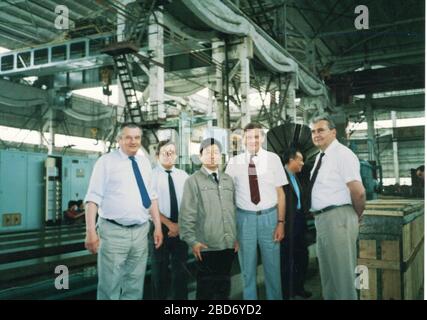CHINA - 1989: Retro-Foto zeigt eine Gruppe europäischer Geschäftsleute und chinesischer Führer in der chinesischen Fabrik. Maschinenbauwerk. Stockfoto