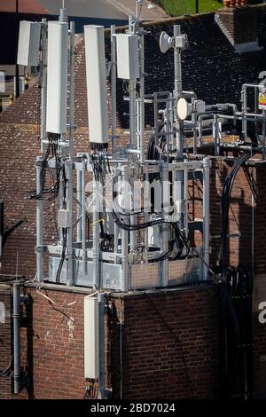 London, Großbritannien. April 2020. 5G Mobilfunkanbieter Masten neu installiert auf den Dächern einer Südost-London-Wohnanlage. Credit: Guy Corbishley/Alamy Live News Stockfoto