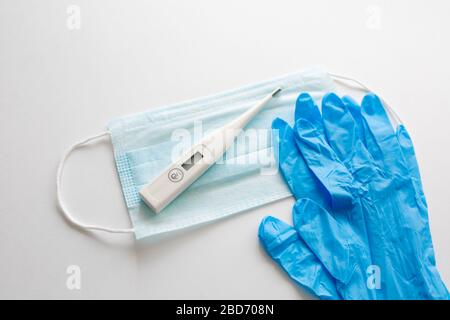 Flacher Lay von Coronavirus Protection, medizinische Schutzmasken, Handschuhe, Händededesinfektionsflaschen, Antiseptikum, Desinfektion, Spray auf weißem Hintergrund isoliert, Kopierraum Stockfoto