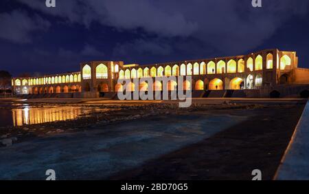 Khajou, Khaju-Brücke in Isfahan, die den Fluss Zayandeh überquert, Esfahan, Iran, Naher Osten Stockfoto