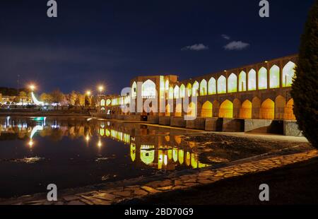 Khajou, Khaju-Brücke in Isfahan, die den Fluss Zayandeh überquert, Esfahan, Iran, Naher Osten Stockfoto