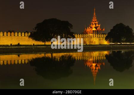 Nachtaufnahme eines der vier Wachtürme des Palastkomplexes in Mandalay, Myanmar Stockfoto