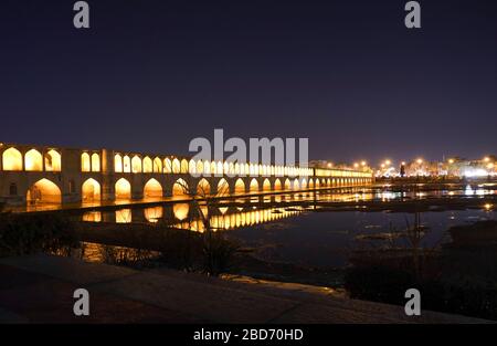 Khajou, Khaju-Brücke in Isfahan, die den Fluss Zayandeh überquert, Esfahan, Iran, Naher Osten Stockfoto