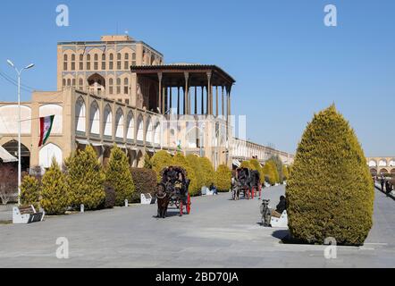 Pferdekutschen am Meidan-e Emam, Naqsh-e Jahan, Imam-Platz, Ali Qapu Palast im Hintergrund, UNESCO-Weltkulturerbe, Isfahan, Esfahan Stockfoto