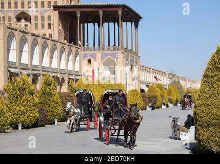 Pferdekutschen am Meidan-e Emam, Naqsh-e Jahan, Imam-Platz, Ali Qapu Palast im Hintergrund, UNESCO-Weltkulturerbe, Esfahan, Isfahan Stockfoto