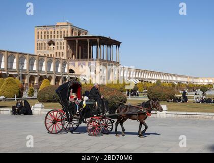 Pferdekutschen am Meidan-e Emam, Naqsh-e Jahan, Imam-Platz, Ali Qapu Palast im Hintergrund, UNESCO-Weltkulturerbe, Esfahan, Isfahan Stockfoto