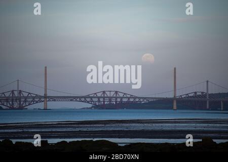 Blackness, Großbritannien. April 2020. Abgebildet: Der Supermoon im April steigt über die Ostküste Schottlands in den Abendhimmel und wird in diesem Jahr größer als jeder andere Mond erscheinen. Der Mond dieses Abends wird in den frühen Morgenstunden des Mittwoch, den 8. April, seine maximale Helligkeit erreichen, zu diesem Zeitpunkt wird der Mond in der Nähe seines Perigäums sein - oder des Punktes in seiner Umlaufbahn, den er der Erde am nächsten liegt. Diese Nähe wird das größte Aussehen des Mondes für das ganze Jahr bieten, das im Allgemeinen Supermoon genannt wird. Kredit: Colin Fisher/Alamy Live News