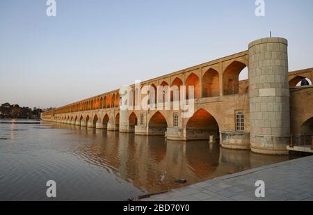 Blick auf die Allahverdi Khan Bridge (Si-o-SE Pol 33 Arches Bridge) über den Fluss Zayandeh, Isfahan, Provinz Esfahan, Iran, Naher Osten Stockfoto