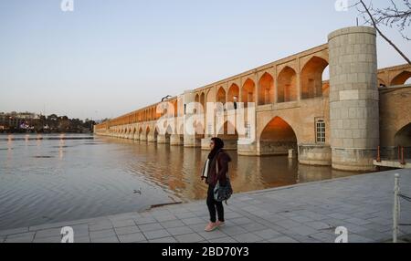Blick auf die Allahverdi Khan Bridge (Si-o-SE Pol 33 Arches Bridge) über den Fluss Zayandeh, Isfahan, Provinz Esfahan, Iran, Naher Osten Stockfoto
