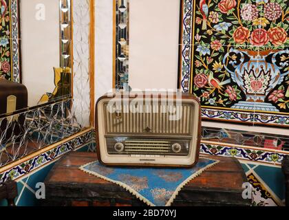 Telefunken-Radio aus den 1950er Jahren in einer Hotellobby in Isfahan, Iran, Persien, Naher Osten Stockfoto