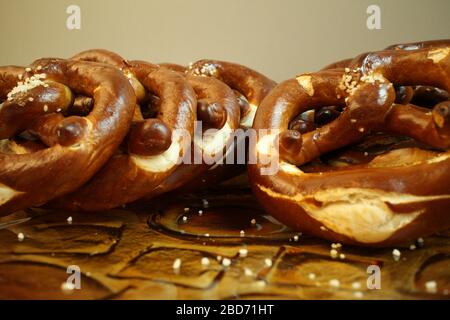 Weiche Brezel Vorspeisen, salzige Brezeln, deutsche Bäckerei, Brezeln mit Salzkorn Stockfoto