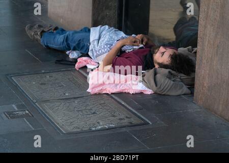 Melbourne Australia - 10. März 2020; Obdachloser schläft in der Tür in der Stadtstraße ein. Stockfoto