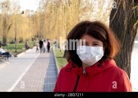 Porträt einer Frau mit medizinischer Maske. Quarantäne in der Welt im Jahr 2020. Prävention des Ausbruch des Coronavirus SARS-CoV-2 Stockfoto