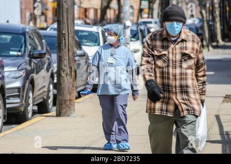 New York, USA. April 2020. Ambulanzbewegung mit Patienten und Gesundheitsexperten vor dem Wyckoff Medical Center Hospital in Brooklyn in New York während der Coronavirus COVID-19-Pandemie in den Vereinigten Staaten. Kredit: Brasilien Photo Press/Alamy Live News Stockfoto