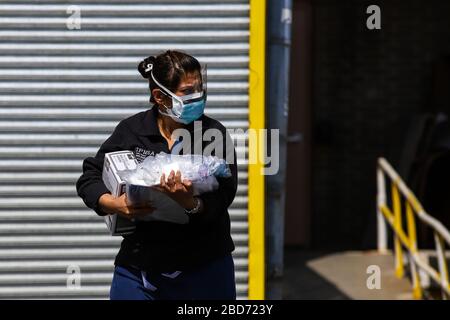 New York, USA. April 2020. Ambulanzbewegung mit Patienten und Gesundheitsexperten vor dem Wyckoff Medical Center Hospital in Brooklyn in New York während der Coronavirus COVID-19-Pandemie in den Vereinigten Staaten. Kredit: Brasilien Photo Press/Alamy Live News Stockfoto