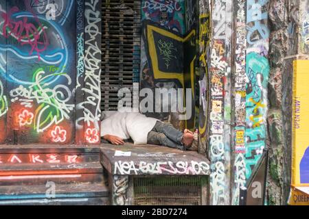 Melbourne Australia - 12. März 2020; Centre Place Grungy laneway in der Stadt mit Geschäften, Cafés Street Art und Obdachlosen schlafen in der Tür. Stockfoto