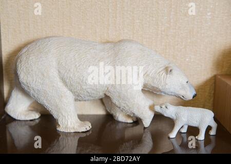 Das Gegenteil eines Eisbären ist sichtbar. Eisbär und Würfel im schrank. Stockfoto