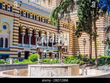 Brunnen im Park neben der georgischen Nationaloper und dem Balletttheater in Tiflis. Georgien Stockfoto