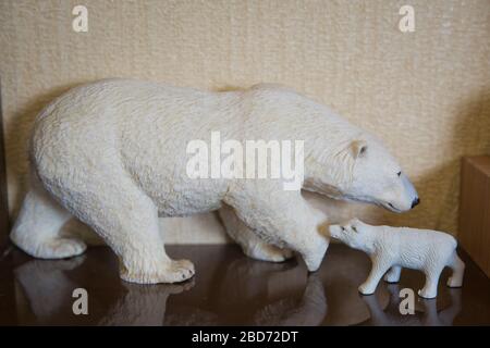 Das Gegenteil eines Eisbären ist sichtbar. Eisbär und Würfel im schrank. Stockfoto