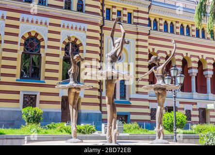 Brunnen im Park neben der georgischen Nationaloper und dem Balletttheater in Tiflis. Georgien Stockfoto