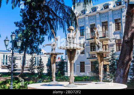 Brunnen im Park neben der georgischen Nationaloper und dem Balletttheater in Tiflis. Georgien Stockfoto