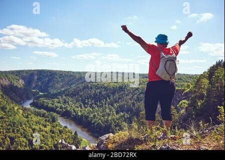 Die plump-Frau hob ihre Hände hoch und freute sich über den Aufstieg zum Berg. Das Konzept des Sieges über sich selbst, Motivation, Charakterstärke. A Stockfoto