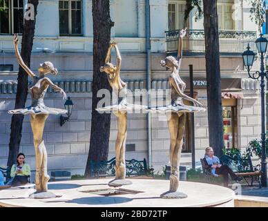Brunnen im Park neben der georgischen Nationaloper und dem Balletttheater in Tiflis. Georgien Stockfoto