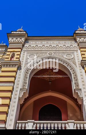 Bogen über dem Eingang der Oper und des Balletttheaters von Tiflis, reich verziert mit floralen Verzierungen am blauen Himmel Stockfoto