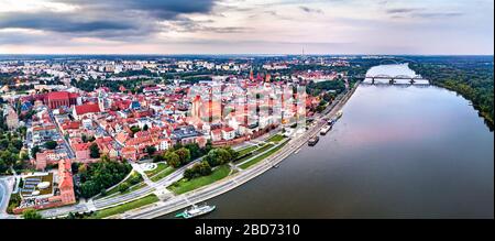 Luftbild der Stadt Torun mit der Weichsel in Polen Stockfoto