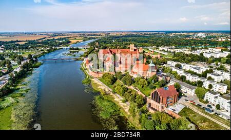 Schloss Malbork am Ufer des Flusses Nogat. UNESCO-Welterbe in Polen Stockfoto