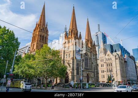 Melbourne, Australien - 9. März 2020; Straßenkreuzung der Stadt mit St Paul's Cathedral mit Schild, das Flüchtlinge jenseits der Straßenbahnlinien willkommen heißt. Stockfoto