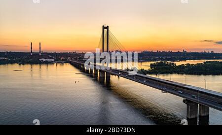 Die südliche Brücke über den Dnjepr in Kiew, Ukraine Stockfoto