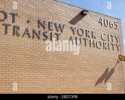 Nahaufnahme eines Buchstabens auf der Seite eines Gebäudes in Manhattan, in dem die New York City Transit Authority, Teil der NY Metropolitan Transit Authority, steht Stockfoto