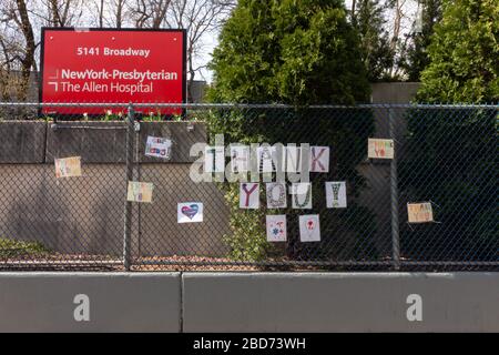 Dank Schilder auf dem Zaun vor dem New York Presbyterian Allen Hospital, dienen als improvisierte Hommage an die Mitarbeiter im Gesundheitswesen Stockfoto