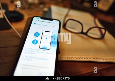 Marktoberdorf, Deutschland, 07. April 2020. Die neue Datenspende App (Datenspende) des deutschen Robert-Koch-Instituts (RKI), während Goverments und Gesundheitsunternehmen Corona Covid-19-Apps aufgrund der Corona-Viruserkrankung (COVID-19) am 07. April 2020 in Marktoberdorf entwickeln. © Peter Schatz / Alamy Live News Stockfoto