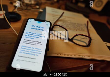 Marktoberdorf, Deutschland, 07. April 2020. Die neue Datenspende App (Datenspende) des deutschen Robert-Koch-Instituts (RKI), während Goverments und Gesundheitsunternehmen Corona Covid-19-Apps aufgrund der Corona-Viruserkrankung (COVID-19) am 07. April 2020 in Marktoberdorf entwickeln. © Peter Schatz / Alamy Live News Stockfoto