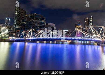 Melbourne Australia - 14. März 2020; Blick auf den Yarra River in Richtung Seafers Bridge und Beleuchtung von Stadtgebäuden in langer Belichtung mit farbigem Licht Stockfoto