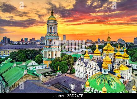 Die Kathedrale von Dormition und der Kirchturm von Pechersk Lavra in Kiew, der Hauptstadt der Ukraine Stockfoto