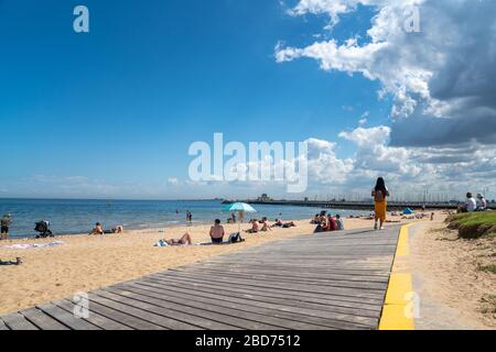 Melbourne Australien - 11. März 2020; Promenade entlang des Strandes von St Kilda mit Menschen, die Sommer und Strand genießen. Stockfoto