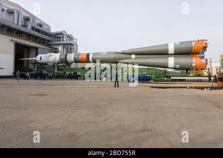 BAIKONUR, KASACHSTAN - 06. April 2020 - beim Kosmodrom Baikonur in Kasachstan werden das Raumschiff Sojus MS-16 und sein Booster vom i transportiert Stockfoto