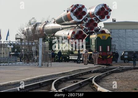 BAIKONUR, KASACHSTAN - 06. April 2020 - beim Kosmodrom Baikonur in Kasachstan werden das Raumschiff Sojus MS-16 und sein Booster vom i transportiert Stockfoto